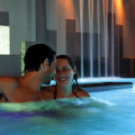 Junges Paar im Grottenbecken der Therme Wien.