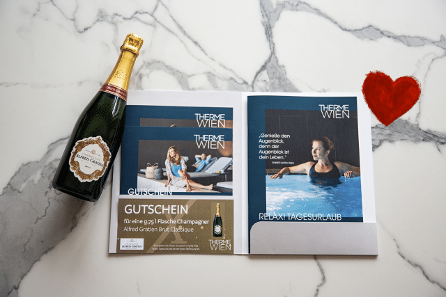 Folder mit Champagner zur Valentinstagaktion der Therme Wien