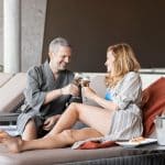 Therme Wien, Relax Lounge Frau und Mann prosten sich an mit Sekt