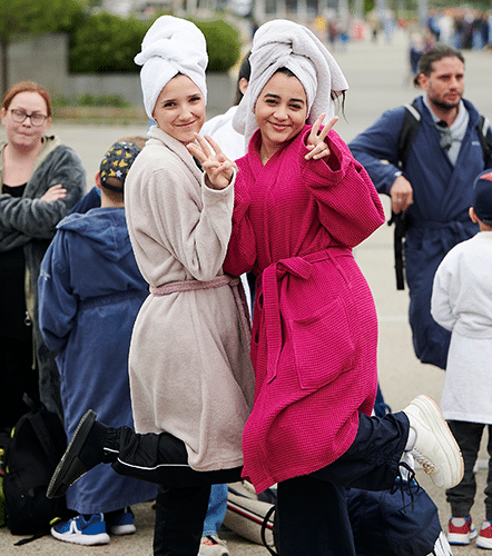 Zwei Frauen posieren grinsend im Bademantel beim Wiener Bademanteltag der Therme Wien