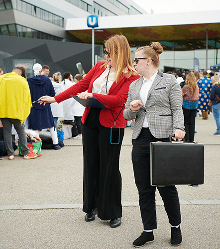 Zwei Frauen kontrollieren den Dresscode Bademantel beim Wiener Bademanteltag der Therme Wien